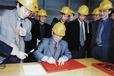 2002年(nian)4月3日(ri)，時任浙江(jiang)省省長(zhang)柴松嶽視察景興工(gong)業園